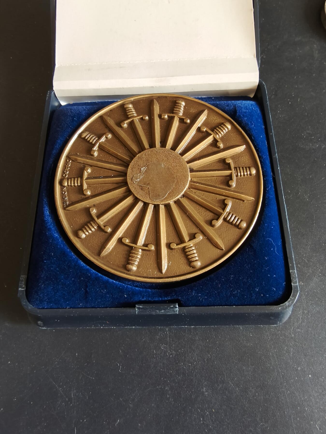 老王徽章第170期 法国圆桌骑士主题纪念章     原盒     直径68mm     重量114.6g