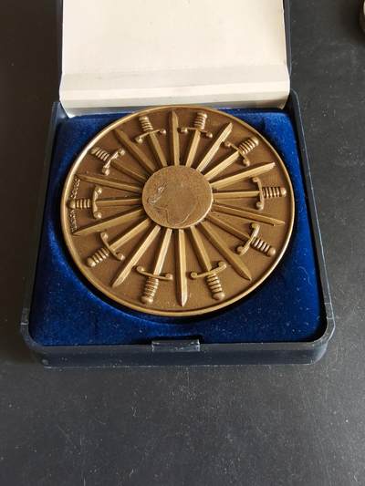 老王徽章第170期 - 法国圆桌骑士主题纪念章     原盒     直径68mm     重量114.6g