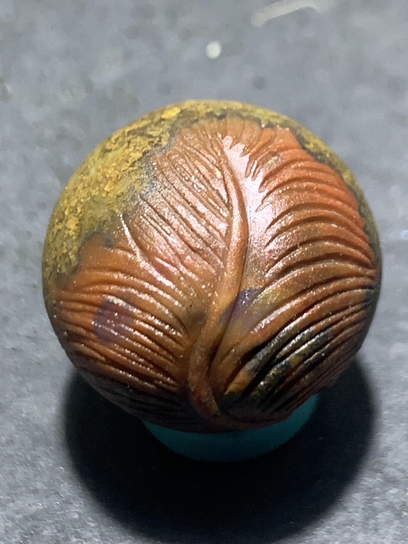 精美亚光草花纹战国红玛瑙手工俏色巧雕大叶有成珠一个，