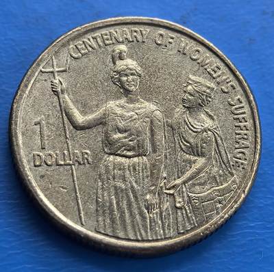 外国优质老铜币高银银币，周六九点倒数截拍，满百包邮，持续收拍 - 澳大利亚2003年妇女选举权百年纪念币。以手持权杖女性、旁立人物形象，铭记女性争取选举权历程，是承载社会进步意义、具纪念价值的钱币 。