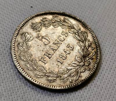 甄臻铺-世界币章拍卖（第44期）精品场拍品征集中，送拍享返佣金等优惠多多 近AU好品相，法国1843菲利普一世五法郎银币，原味老包浆，少见W厂，非常好品相，须发都非常清晰，背面花环叶子也清晰可辨，光银价就315元了，后市行情见长，这枚好品值得入手，细节见图