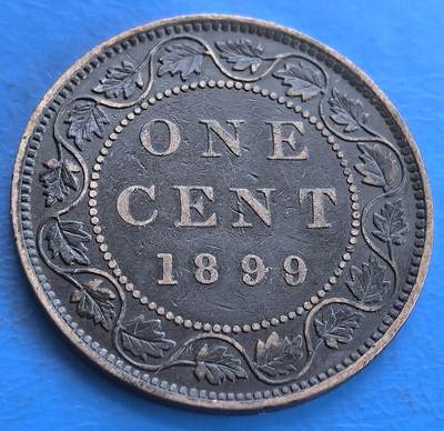 外国优质老铜币高银银币，周六九点倒数截拍，满百包邮，持续收拍 - 加拿大1889年维多利亚壹分 。正面是维多利亚女王头像，铭文 “VICTORIA DEI GRATIA REGINA CANADA”，见证加拿大与英帝国历史关联；背面环绕 16 片枫叶的花环设计，搭配 “ONE CENT 1899”，枫叶是加拿大象征，工艺彰显皇家铸币厂水准，具历史、收藏与文化研究价值 。