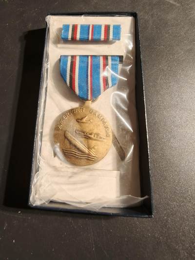 老王徽章第170期 - 美国二战美洲战区服役奖章    原盒带略未拆封