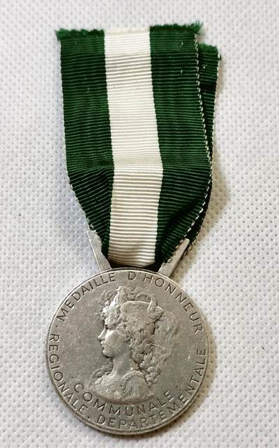 甄臻铺-世界币章拍卖（第44期）精品场拍品征集中，送拍享返佣金等优惠多多 - 法国银级地方荣誉奖章 女神版 26.2克 含银92.5% 纯银价330多，细节见图