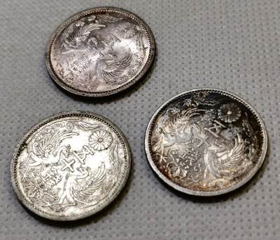 甄臻铺-世界币章拍卖（第44期）精品场拍品征集中，送拍享返佣金等优惠多多 UNC 日本昭和10-12年双凤50钱银币3枚 车轮转光，细节见图