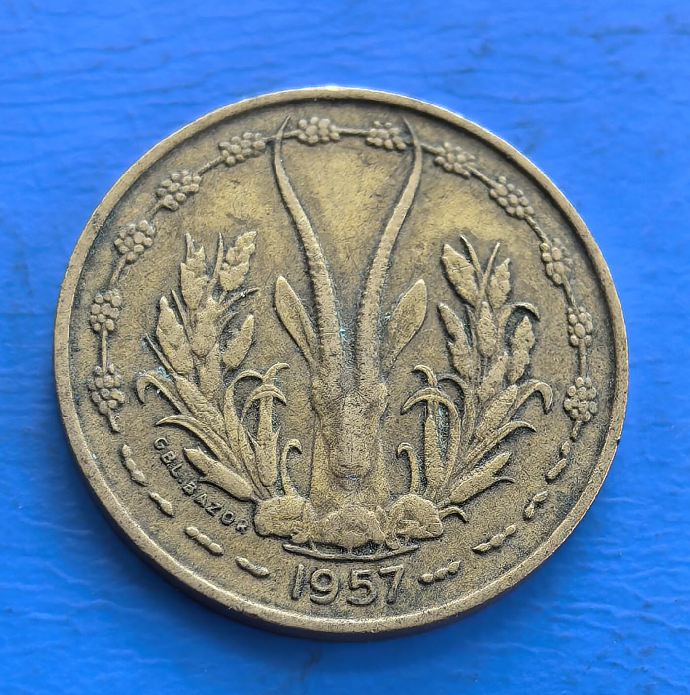 外国优质老铜币高银银币，周六九点倒数截拍，满百包邮，持续收拍 法属多哥1957年10法郎,正面锯鳐、背面瞪羚,由巴黎造币厂名家 Lucien Bazor 雕刻，艺术感强；发行于非洲去殖民化前夕，记录法属殖民末期货币 “本土元素 + 宗主国体系” 的融合；