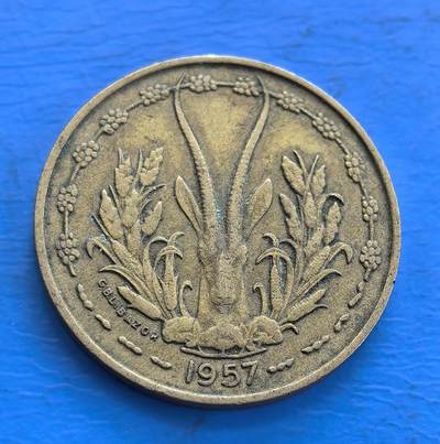 外国优质老铜币高银银币，周六九点倒数截拍，满百包邮，持续收拍 - 法属多哥1957年10法郎,正面锯鳐、背面瞪羚,由巴黎造币厂名家 Lucien Bazor 雕刻，艺术感强；发行于非洲去殖民化前夕，记录法属殖民末期货币 “本土元素 + 宗主国体系” 的融合；