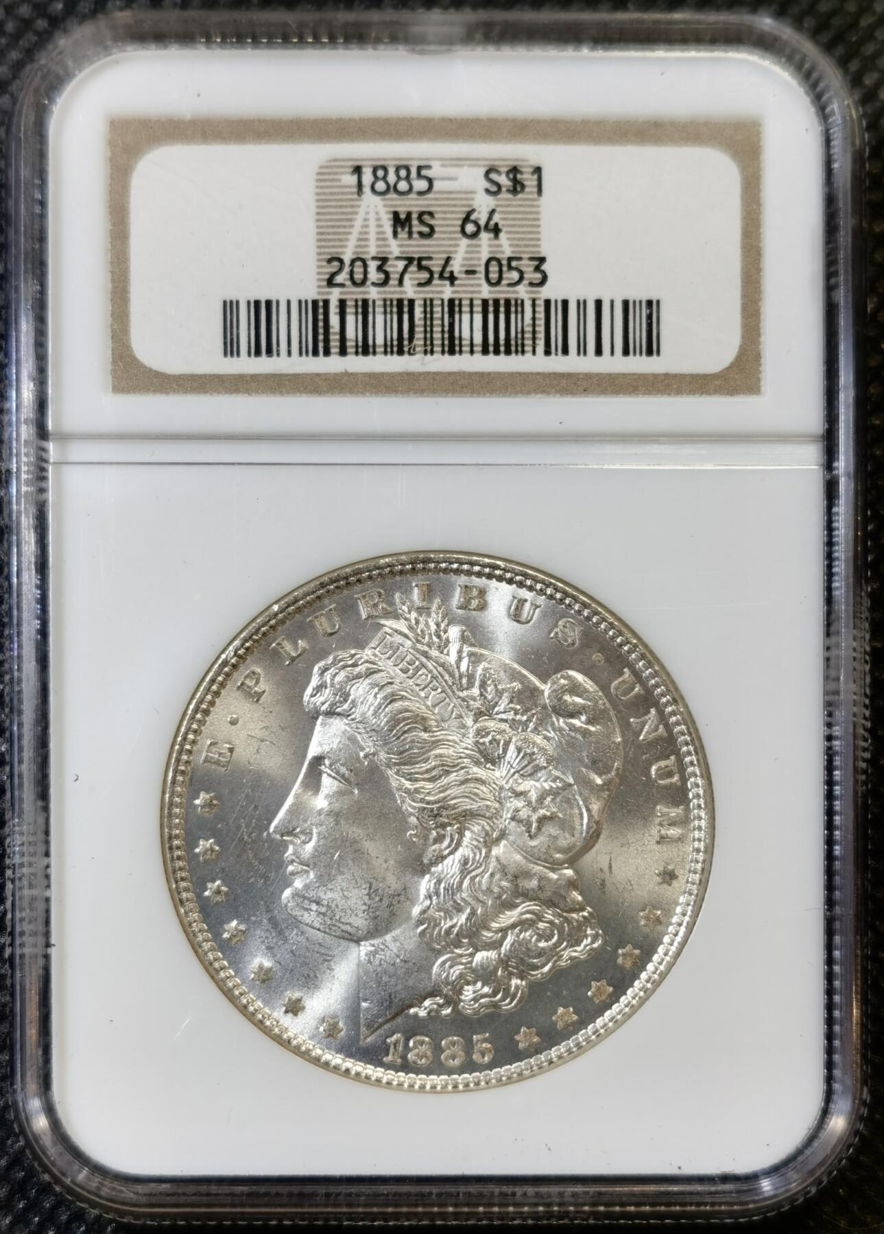 甄臻铺-世界币章拍卖（第44期）精品场拍品征集中，送拍享返佣金等优惠多多 NGC-MS64 1885年美国摩根大银币，人像干净，地板整洁，小白盒