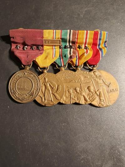 老王徽章第170期 - 美国海军二战亚太、欧洲战区服役5联排    包含海军品德优良(4铜星勋饰)、海军版本土防卫(舰队勋条）、亚太对日作战(4颗战役星勋饰)、欧洲对德作战(4颗战役星勋饰)、二战胜利       早期手缝联排