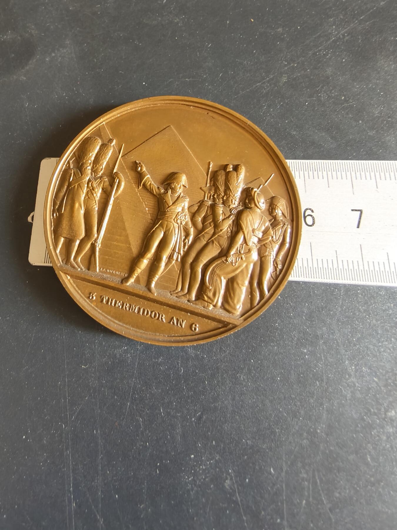 老王徽章第170期 法国拿破仑1798年埃及金字塔战役大铜章      背面刻有拿破仑的名言（“前进，记住从这些纪念碑顶上，四十个世纪在注视着你们”）      直径58mm     重量88.7g