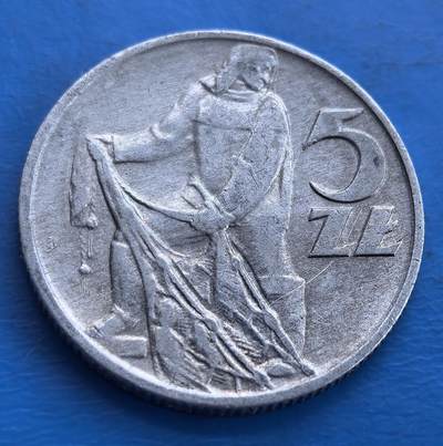 外国优质老铜币高银银币，周六九点倒数截拍，满百包邮，持续收拍 - 波兰1959年5兹罗提，正面是持网渔夫形象，体现波兰渔业传统与劳动者风貌；背面为波兰人民共和国国徽白鹰，环绕 “POLSKA RZECZPOSPOLITA LUDOWA 1959” ，铭记时代印记。铝质材质、独特人文与国家象征融合设计，见证波兰特定历史阶段，对研究波兰货币文化、社会风貌意义独特，是承载历史记忆的实物 。