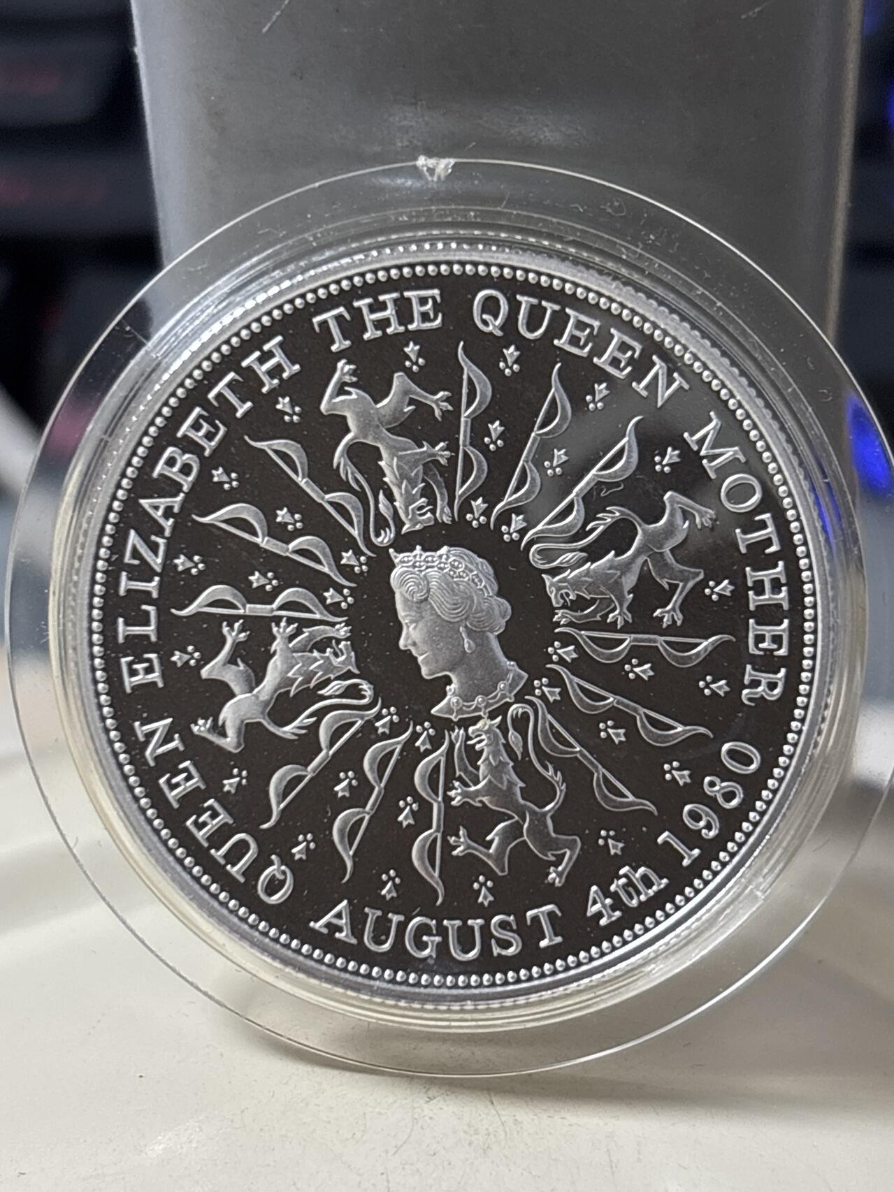 第185期拍卖 英国 1980年  女王母亲80岁生日25便士精制克朗银币原盒证书。925银 28.07克 发行量：25万枚 币有氧化，【银价374】