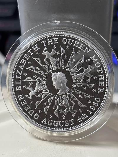 第185期拍卖 - 英国 1980年  女王母亲80岁生日25便士精制克朗银币原盒证书。925银 28.07克 发行量：25万枚 币有氧化，【银价374】