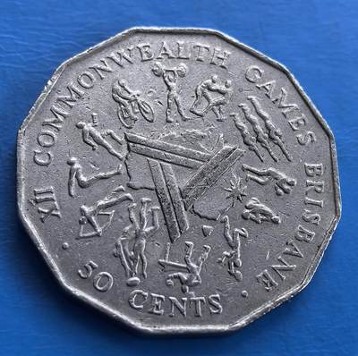 外国优质老铜币高银银币，周六九点倒数截拍，满百包邮，持续收拍 - 澳大利亚1982年纪念布里斯班英联邦运动会纪念币。以多样运动人物造型，围绕 “XII COMMONWEALTH GAMES BRISBANE” 展现赛事活力，八边形形制独特，是记录体育盛事、具纪念与收藏价值的钱币 。