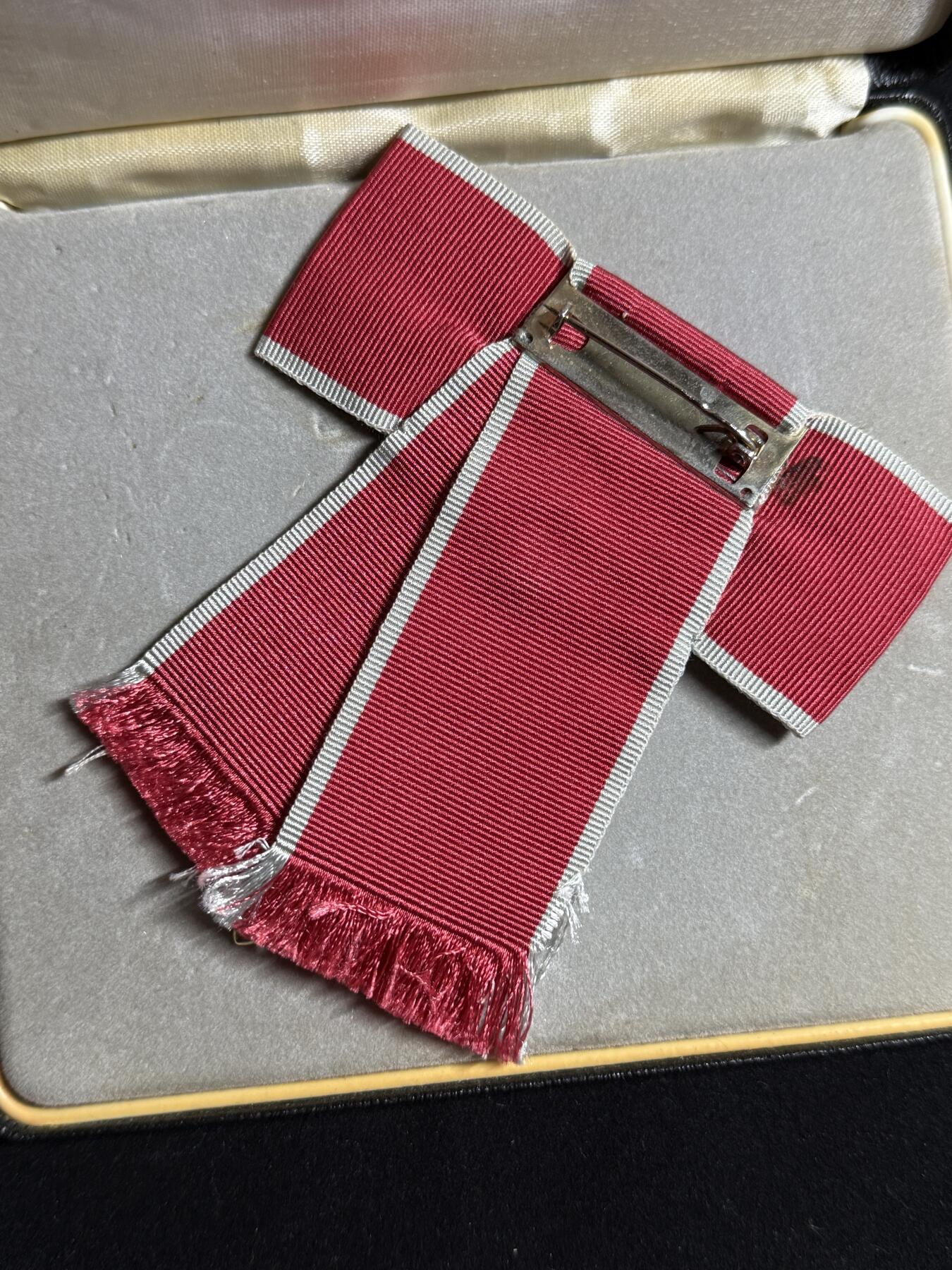 欢庆元旦！戎马世界章牌大赏第109期元旦大拍 英国军官级大英帝国勋章，女版，银制，带盒