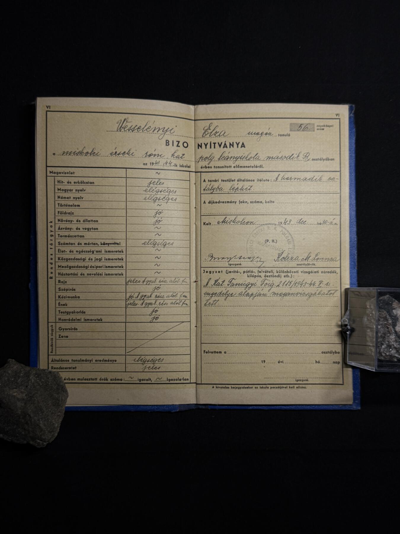 欢庆元旦！戎马世界章牌大赏第109期元旦大拍 匈牙利20世纪中期学生成绩与升学证明册原件，证件持有人为 Veszelémy Elza，就读于米什科尔茨女子学校（Miskolci leányiskola）