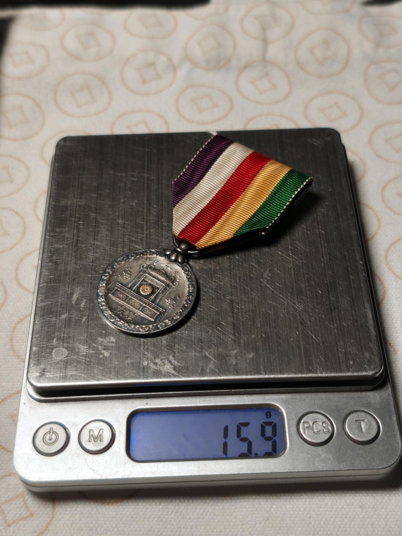 抚柳草堂-第二期章牌钱币 奖章勋章限时免佣 满百包邮 放漏专场 昭和大礼 原盒银质15.9g 局部镀金品相不错