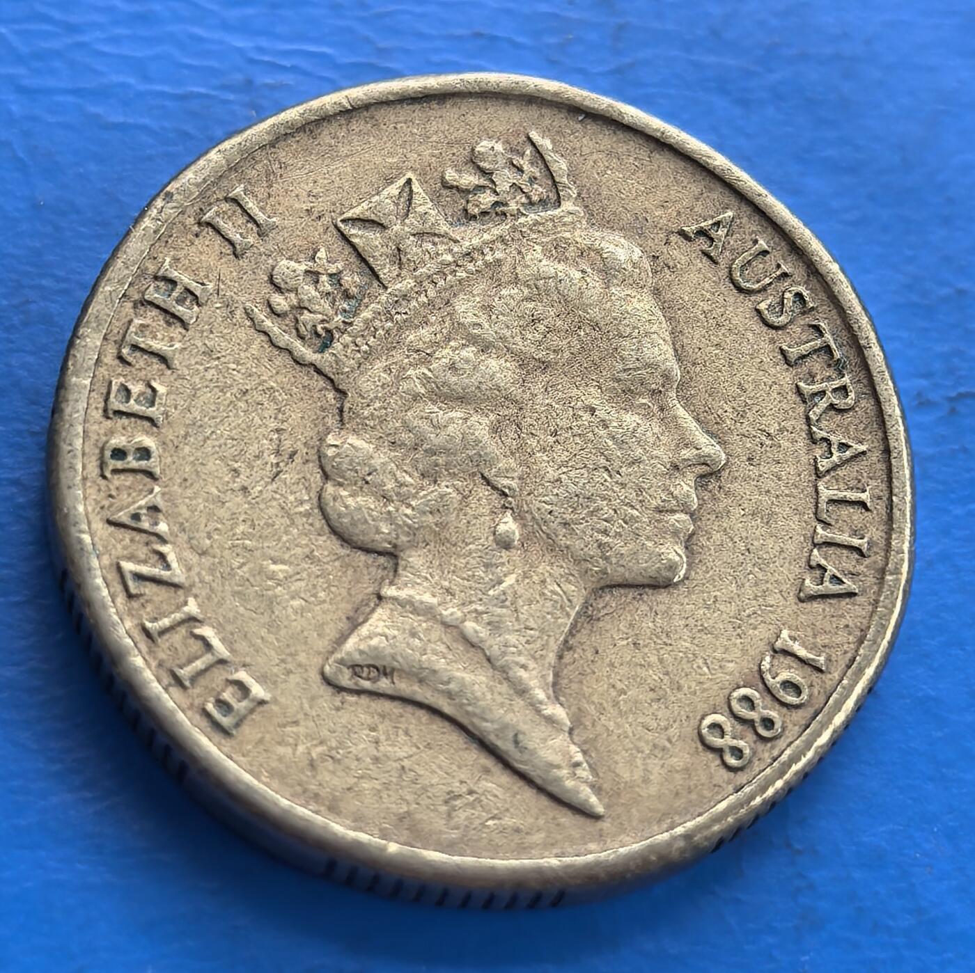 外国优质老铜币高银银币，周六九点倒数截拍，满百包邮，持续收拍 澳大利亚1988年袋鼠壹元，以几何星形衬底、袋鼠图案，独特设计展现澳本土元素，是记录澳文化标识、具收藏价值的钱币 。