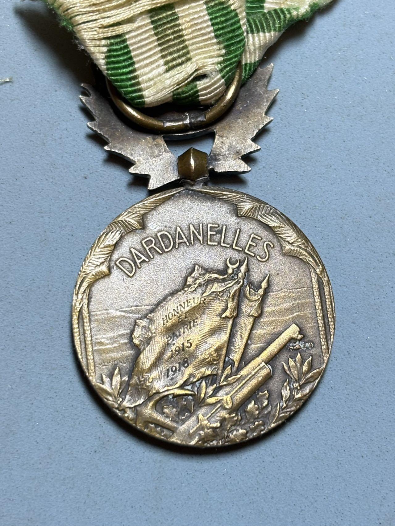 盛世勋华——号角文化勋章邮票专场拍卖第294期 法国1915年达达尼尔战役奖章（加里波第登陆作战）少见的一战奖章 带巴黎造币局厂标 官发原厂原绶带，法国战役章最少见的品种之一，别拿后造，补发来比