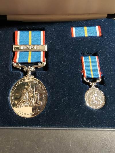 老王徽章第170期 - 英国国家服役奖章    原盒实发    新加坡勋条    带迷你章和略     三枚原盒章为同一人获得