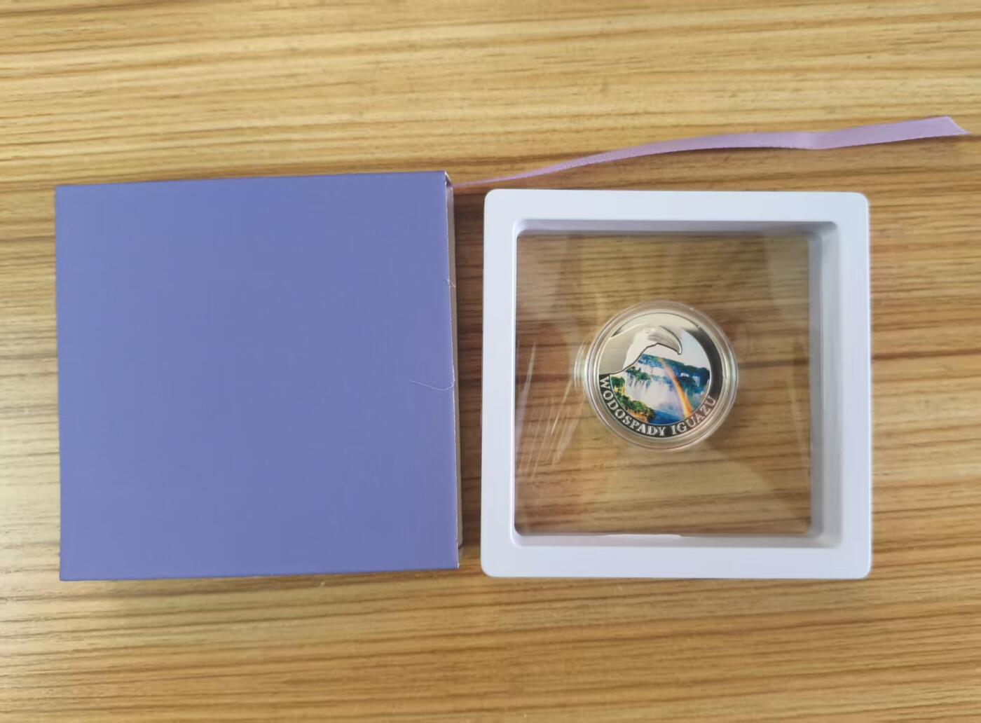 ❤️【币观天下】❤️ 第335期钱币拍卖- 2025.12.19周五晚上6点半场-长期征集拍品 波兰造币厂2013年，自然奇观系列-伊瓜苏大瀑布(世界公认最美丽的瀑布)，波兰造币厂自然奇观系列彩色精制无面值银币. 带盒无证书. 10克,直径32mm,漂亮少见品.实物超级精美漂亮. 国外售价96美元