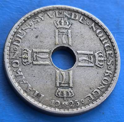 外国优质老铜币高银银币，周六九点倒数截拍，满百包邮，持续收拍 - 挪威 1925 年 1 克朗银币，正面由四个带皇冠的 “H7” 花押字组成十字，环绕 “HAAKON Ⅶ DEN SYVende NORGES KONGE（哈康七世，挪威第七任国王 ）” 及纪年 “1925”；背面圆孔外是皇家勋章链，搭配 “1 KRONE ALT FOR NORGE（1 克朗，一切为了挪威 ）” 铭文。圆孔设计独特，融合挪威王室象征与爱国 motto，见证哈康七世统治时期历史，对