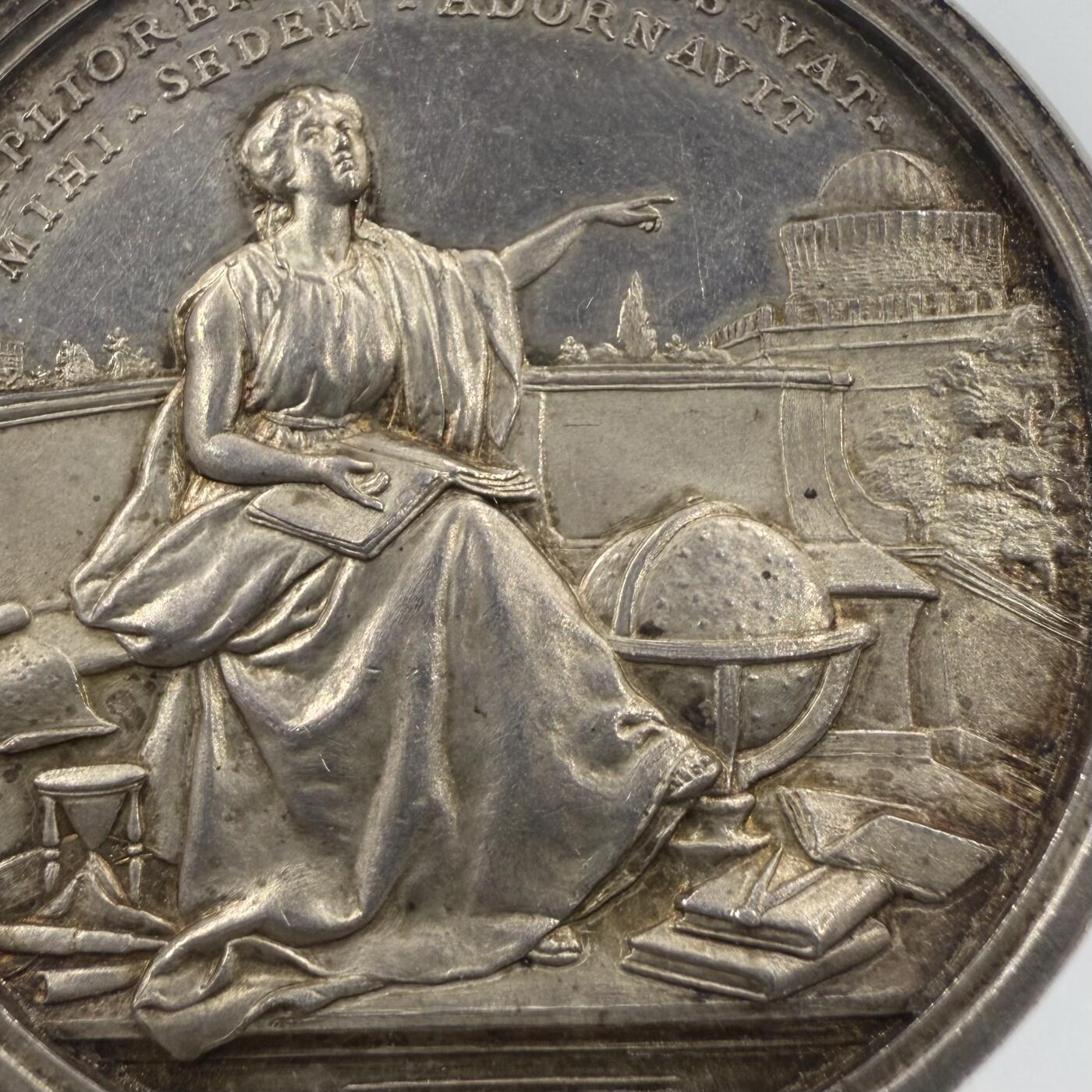 「木头集藏」“冬至雅藏”——章牌精品专场！ 1911年庇护十世梵蒂冈天文台纪念银章，MS 61，为庆祝新馆馆址的启用，庇护十世在1910年11月17日特别接见了天文台的工作人员。第二年，在纪念庇护十世当选8周年所发行的年度纪念章的正面刻上代表天文学的图像，寓意深远。