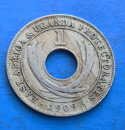外国优质老铜币高银银币，周六九点倒数截拍，满百包邮，持续收拍 - 英属东非及乌干达保护区爱德华七世1909 年壹分圆孔币，属系列早期版，圆孔形制在非洲殖民币中辨识度极高，存世量随岁月递减，是英属殖民币、非洲货币专题 的核心收藏标的。