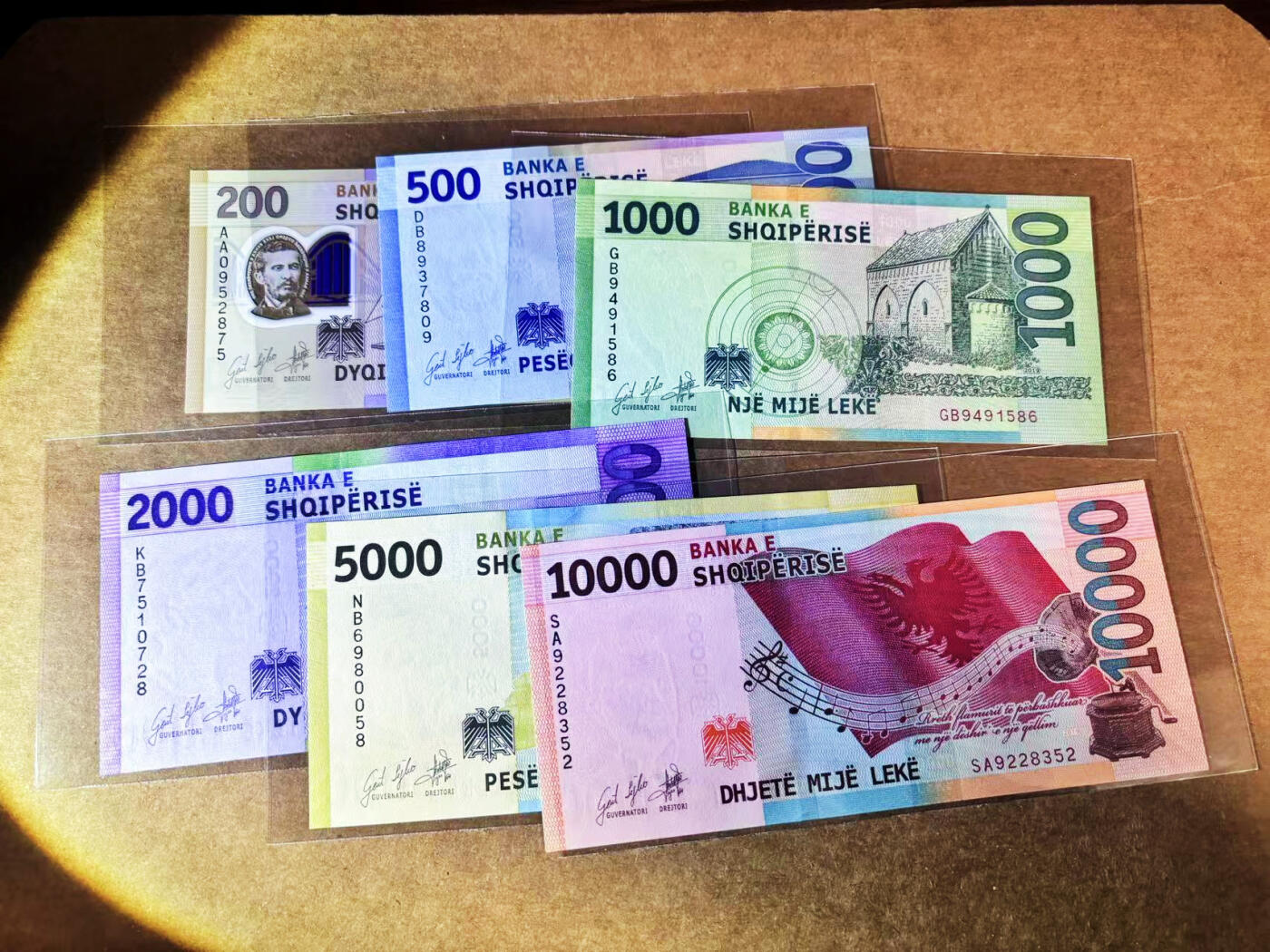 【Blue Auction】世界纸币精拍第764期——18级TOP拍卖/信誉/品质/专业/高效💫 【一组6张 含AA冠及SA首发冠无47】阿尔巴尼亚 200-10000列克 全新UNC