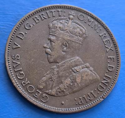 外国优质老铜币高银银币，周六九点倒数截拍，满百包邮，持续收拍 - 澳大利亚1920年半便士铜币，亮点颇多：正面是英王乔治五世戴皇冠、着朝服的左侧面像，由澳雕塑家埃德加・伯特伦・麦肯纳设计，彰显殖民统治与王室权威；背面铸 澳大利亚联邦）、半便士及纪年 “1920” 。它见证澳联邦早期货币史，材质、工艺及独特铭文，对研究英联邦货币关联、澳殖民文化意义重大，是兼具历史与收藏价值的老币 。