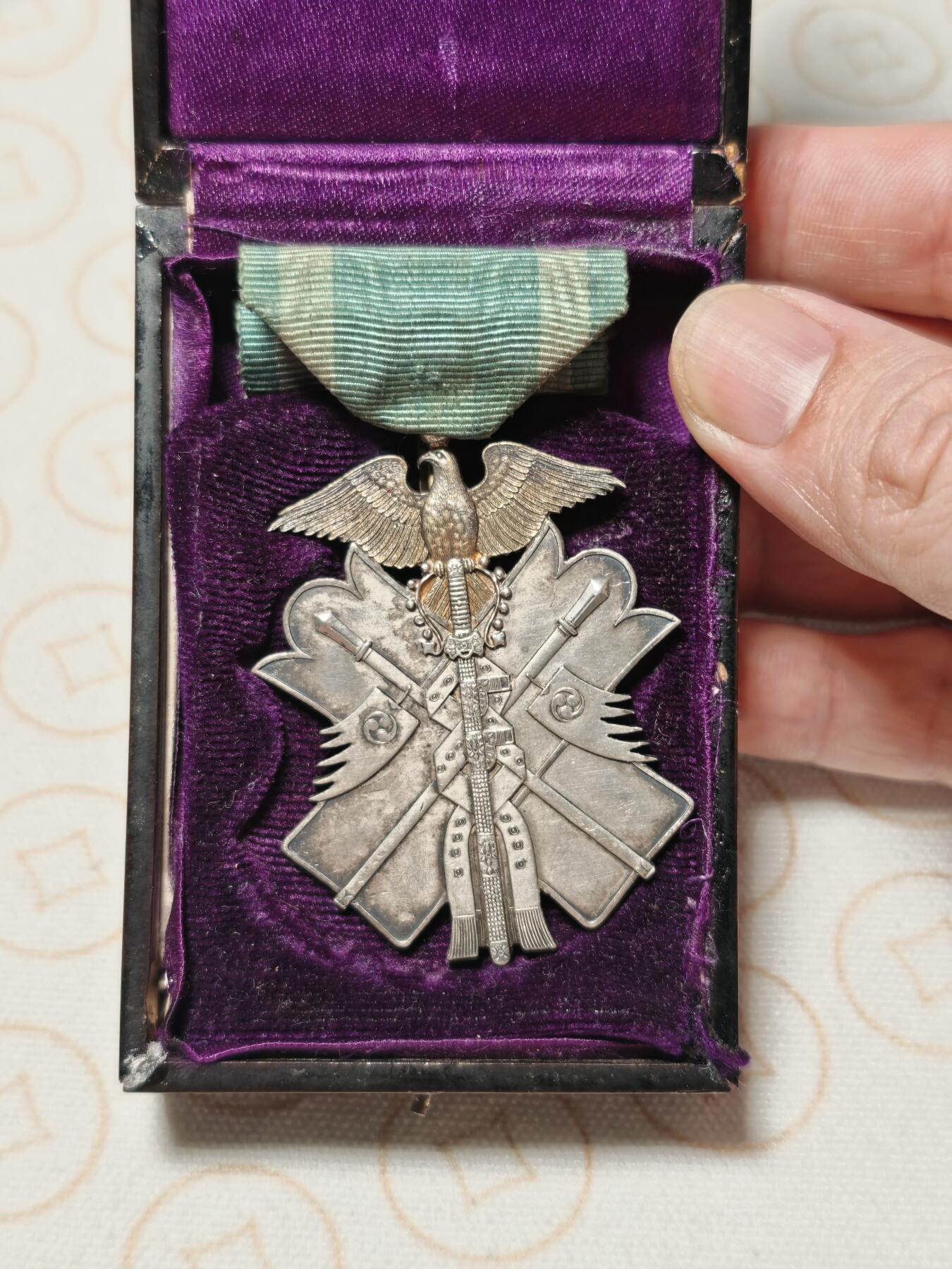 抚柳草堂-第二期章牌钱币 奖章勋章限时免佣 满百包邮 放漏专场 七鸟 勋七级金鵄勋章 银质30.2g 原盒有点轻微变形