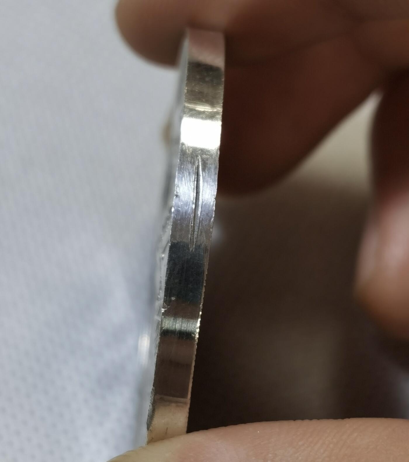 甄臻铺-世界币章拍卖（第44期）精品场拍品征集中，送拍享返佣金等优惠多多 19世纪英国Spalding农业与马术展览会纪念银章，直径47.3毫米，重37.4克，精美浮雕工艺。正面刻画农庄场景，两头牛和马匹，背景是传统英式建筑，周围环绕麦穗花环装饰。背面刻有