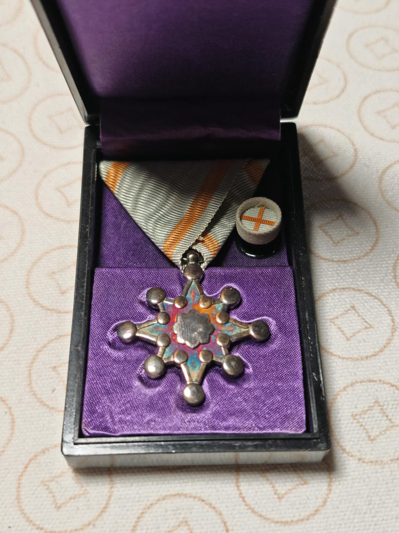 抚柳草堂-第二期章牌钱币 奖章勋章限时免佣 满百包邮 放漏专场 七等瑞宝章 原盒带杯绶 银质17.1g镀金完好氧化的非常漂亮 推荐