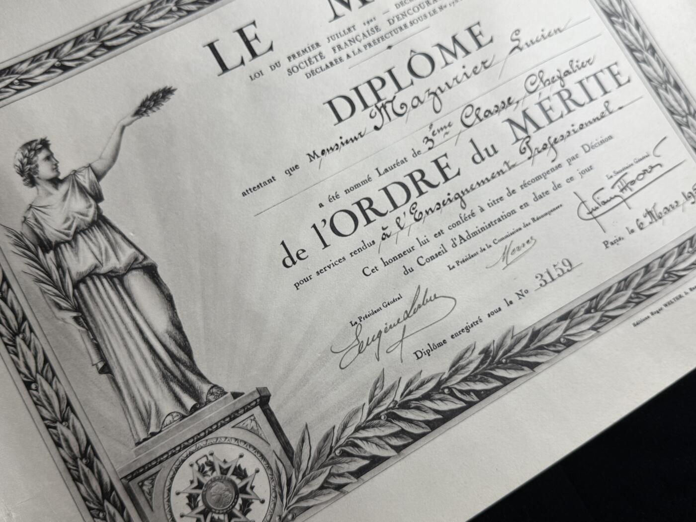 欢庆元旦！戎马世界章牌大赏第109期元旦大拍 法国鼓励协会三级骑士级荣誉勋章证书，1955年授予Lucien Mayriller