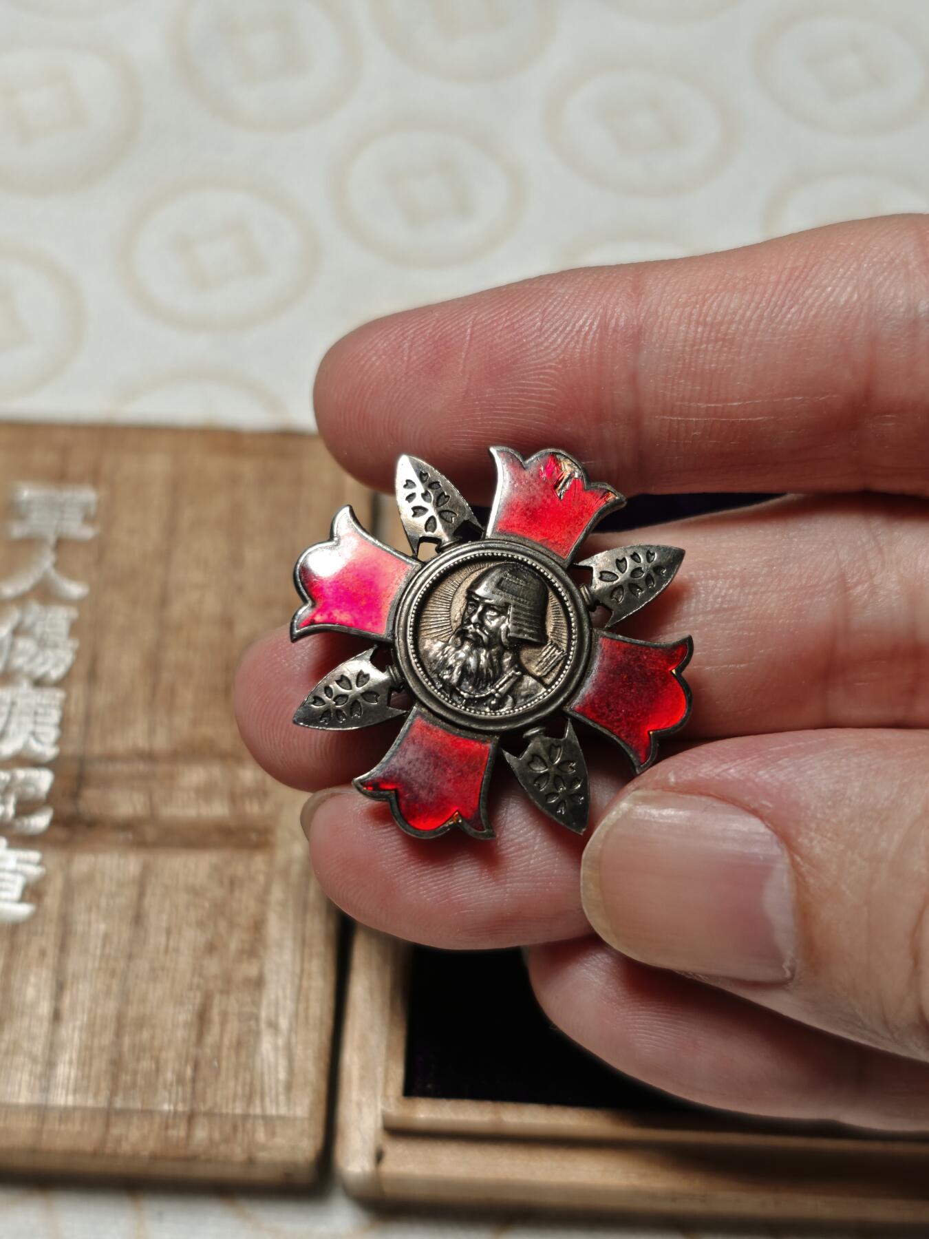 抚柳草堂-第二期章牌钱币 奖章勋章限时免佣 满百包邮 放漏专场 军人伤疫记章 桐木原盒银质12g红色珐琅中间12位置有磕碰 工艺不错中间人像是神武天皇