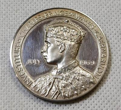 甄臻铺-世界币章拍卖（第44期）精品场拍品征集中，送拍享返佣金等优惠多多 - 1969年英国威尔士亲王查尔斯加冕纪念银章，直径38.6毫米，重26.6克，边缘有编号313。正面是查尔斯亲王侧像，JULY 1969字样，背面是卡那封城堡和威尔士龙，CAERNARFON字样，整体浮雕工艺精细，镜面底板，模具压制到位。这枚银章是英国皇室历史的重要见证，查尔斯亲王加冕仪式在卡那封城堡举行，意义重大。细节见图