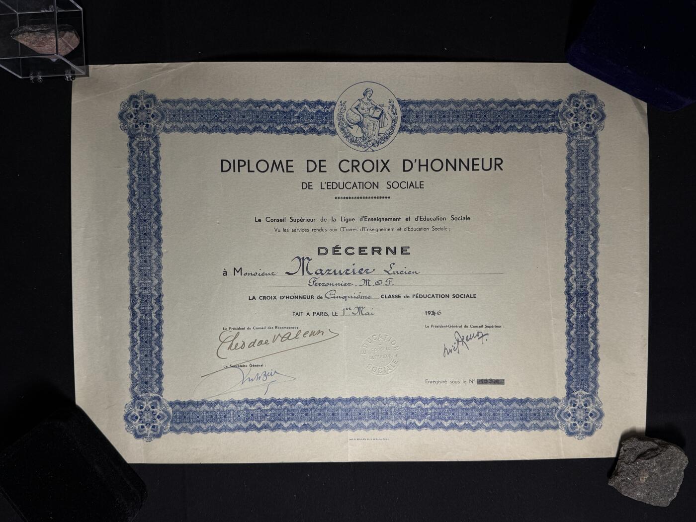 欢庆元旦！戎马世界章牌大赏第109期元旦大拍 法国社会教育荣誉十字勋章证书，1936年法国教学与社会教育联盟最高委员会 授予Lucien Adrien Mayriller