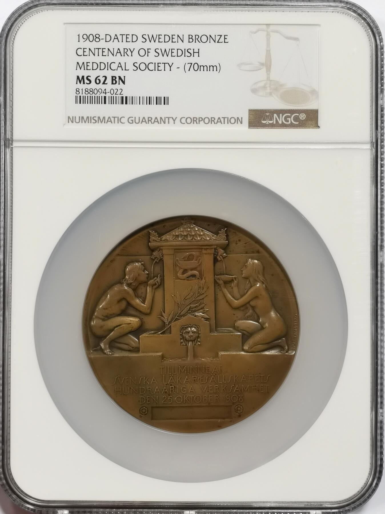 博洋堂世界钱币拍卖第153期（全场包邮） NGC MS62 瑞典1908年中央医药协会颁发超大铜章，70mm超大加厚尺寸！正面男女饮用生命之泉经典构图！这个尺寸没有磕碰能出分非常不易！