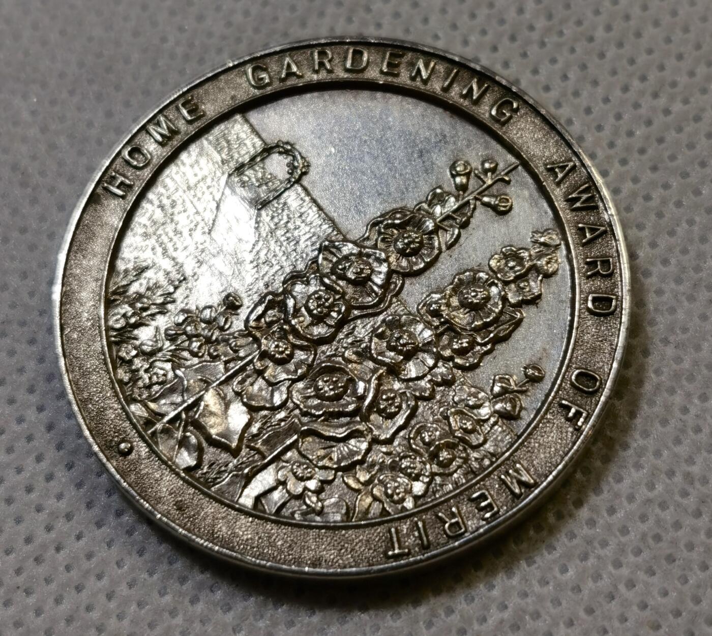 甄臻铺-世界币章拍卖（第44期）精品场拍品征集中，送拍享返佣金等优惠多多 1913年(按银标)英国Home Gardening Award of Merit园艺银质奖章，直径35.1毫米，重20.3克。正面刻有“HOME GARDENING AWARD OF MERIT”字样及花卉图案，背面环绕橄榄枝和蝴蝶结。细节见图