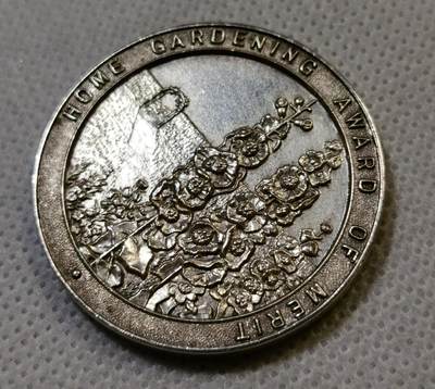 甄臻铺-世界币章拍卖（第44期）精品场拍品征集中，送拍享返佣金等优惠多多 1913年(按银标)英国Home Gardening Award of Merit园艺银质奖章，直径35.1毫米，重20.3克。正面刻有“HOME GARDENING AWARD OF MERIT”字样及花卉图案，背面环绕橄榄枝和蝴蝶结。细节见图