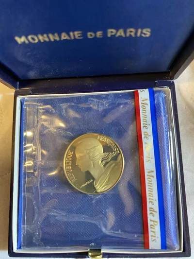 ❤️【币观天下】❤️ 第335期钱币拍卖- 2025.12.19周五晚上6点半场-长期征集拍品 - 1980年法国20生丁加厚铜镍币原厂带盒子 稀少