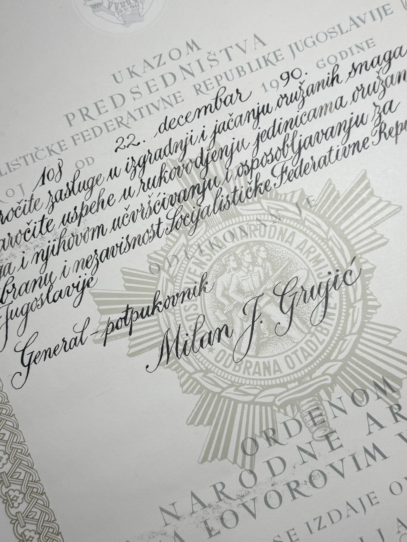 欢庆元旦！戎马世界章牌大赏第109期元旦大拍 南斯拉夫一级人民军勋章大证书，解体前夕授予中将Milan J. Gruji，非常少见，一级人民军仅颁发500多枚（该证书即为那五百分之一）授予事迹“ 因在南斯拉夫武装力量的建设与强化中作出特殊贡献，在指挥武装力量部队方面取得特殊成就，并为保卫南斯拉夫社会主义联邦共和国的主权与独立，完成了部队战力巩固及作战能力培养的重要工作”