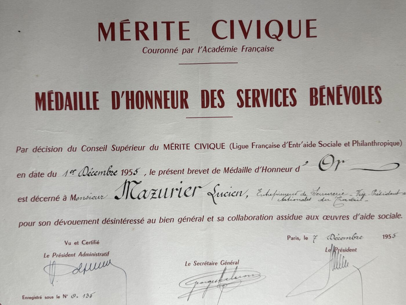 欢庆元旦！戎马世界章牌大赏第109期元旦大拍 法国公益服务荣誉金质奖章证书， 1955年由法国公民美德联盟（Ligue française du Mérite Civique） 授予Lucien Mayriller