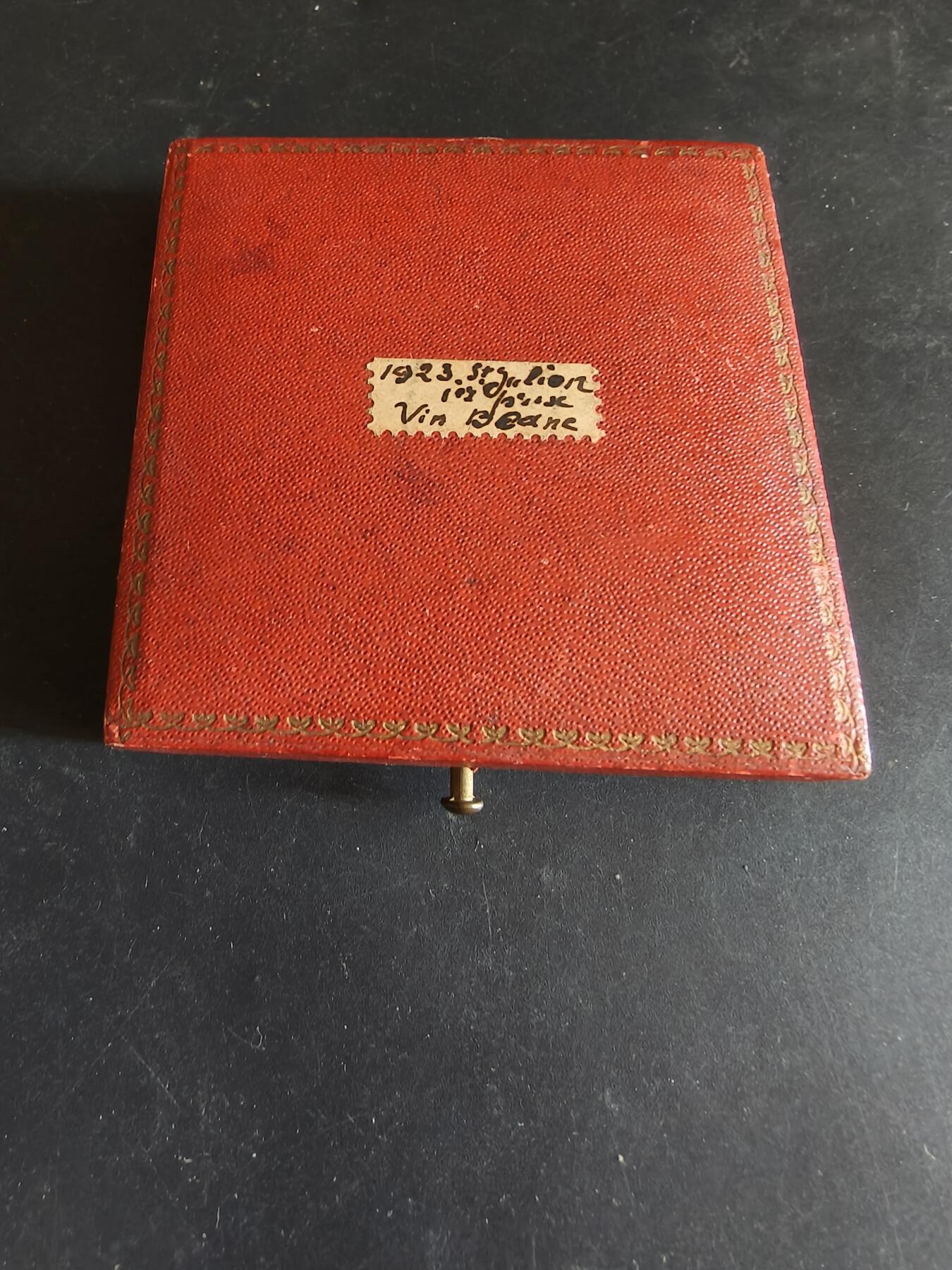 老王徽章第170期 法国圣朱利安昂日内瓦区农业博览会大铜章     原盒      大师家P. Grandhomme作品     直径50mm      重量51.7g