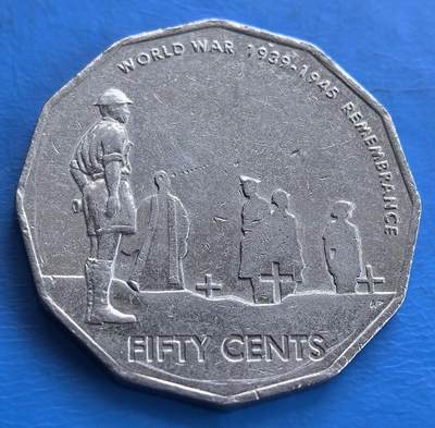 外国优质老铜币高银银币，周六九点倒数截拍，满百包邮，持续收拍 - 澳大利亚2005年二战（1939-1945）胜利纪念币。以士兵、神职人员等人物及十字架，搭配 “WORLD WAR 1939 - 1945 REMEMBRANCE” ，八边形形制经典，铭记战争历史、缅怀先烈，是具纪念意义的钱币 。