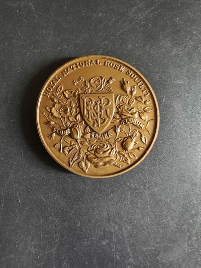 老王徽章第170期 - 英国皇家玫瑰花协会铜章    直径41mm     重量32.4g
