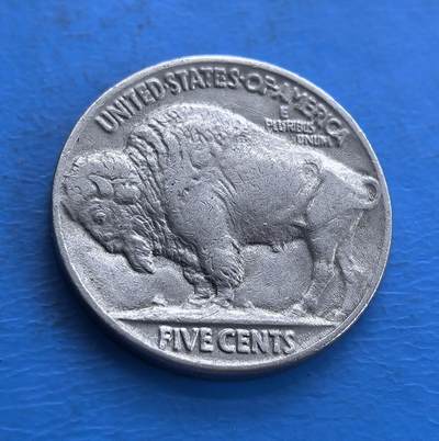 外国优质老铜币高银银币，周六九点倒数截拍，满百包邮，持续收拍 - 极美品（野牛眼睛牛角都细节清楚）美国1936 年野牛印第安头像 5 美分，正面是融合多位印第安酋长形象的侧面像，铸 “LIBERTY” ，纪年 “1936”；背面为美国野牛，搭配 “UNITED STATES OF AMERICA FIVE CENTS” 。由詹姆斯・厄尔・弗雷泽设计，旨在纪念美洲原住民文化与西部拓荒精神，是美国硬币经典系列，对研究美国文化传承、货币设计意义重大，承载独特历史记忆 