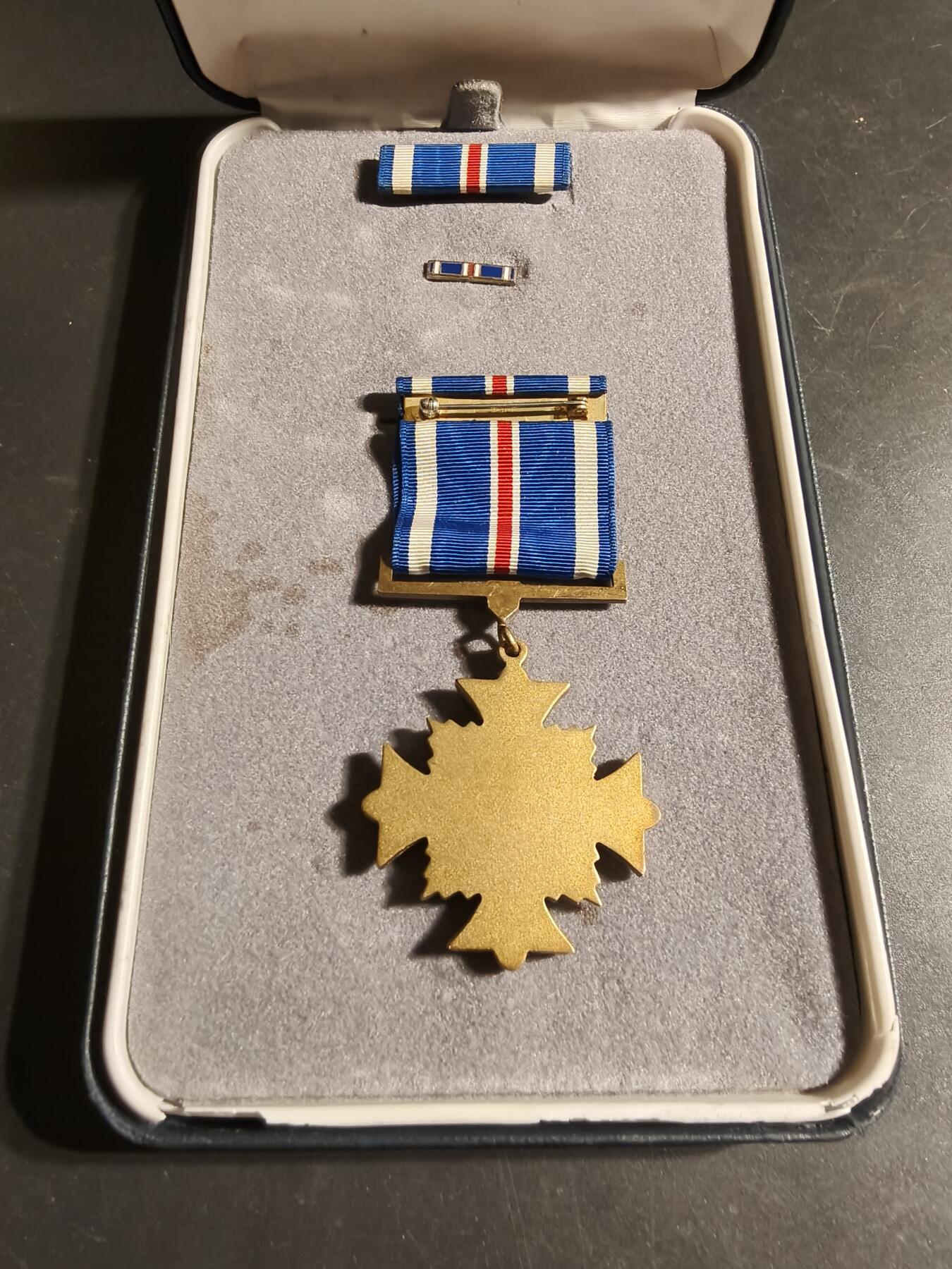 老王徽章第170期 美国优异飞行十字勋章    原盒带略和珐琅略
