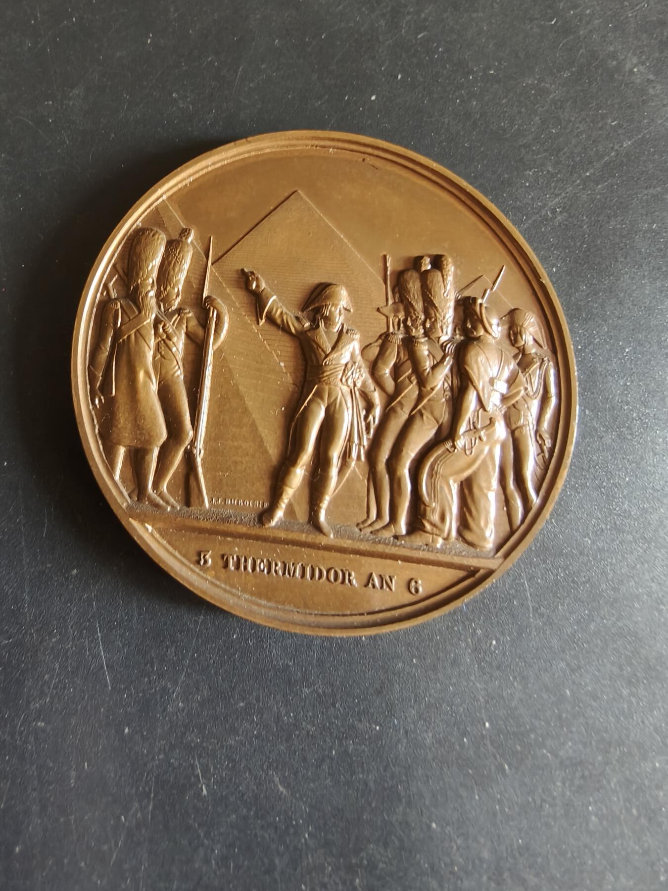 老王徽章第170期 法国拿破仑1798年埃及金字塔战役大铜章      背面刻有拿破仑的名言（“前进，记住从这些纪念碑顶上，四十个世纪在注视着你们”）      直径58mm     重量88.7g