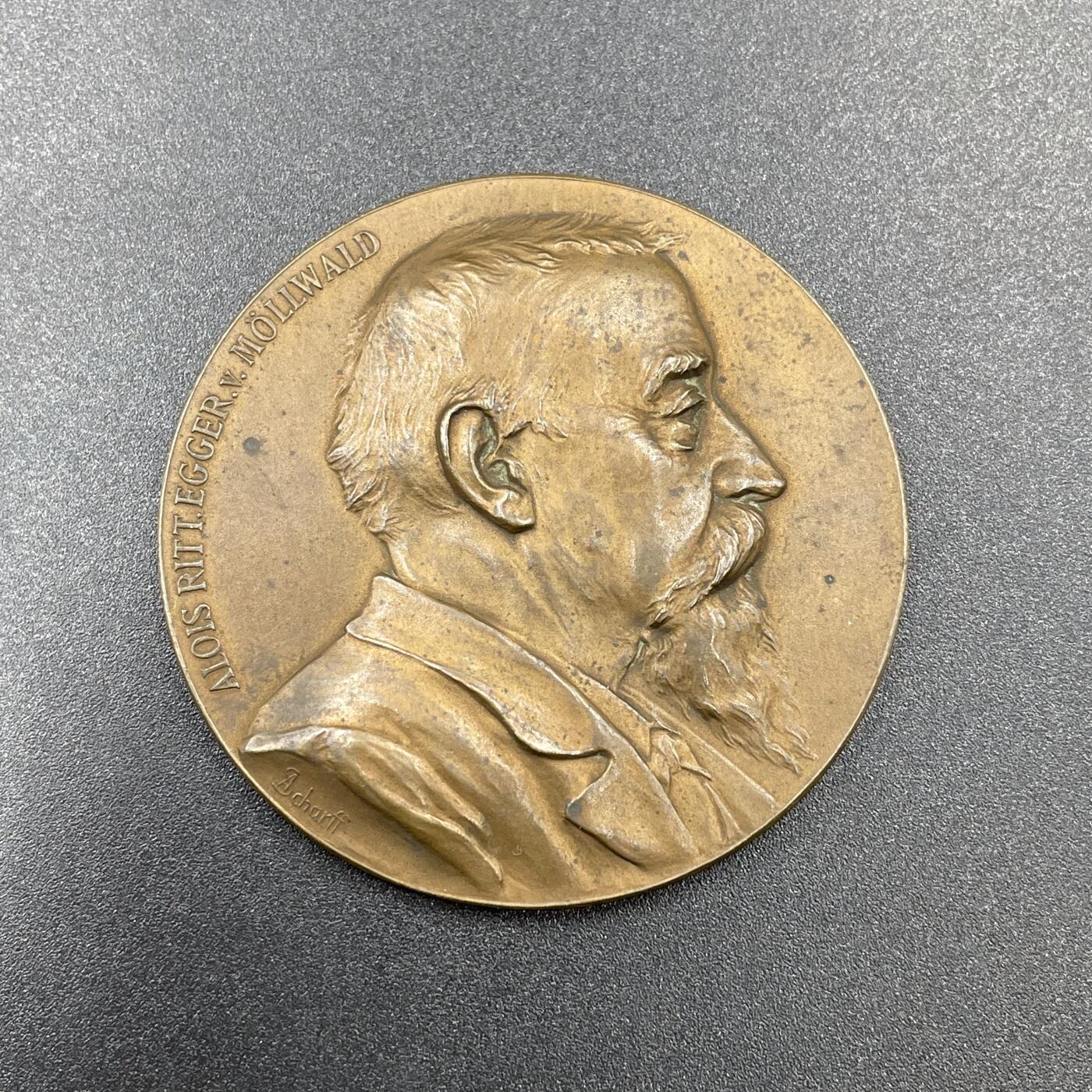 「木头集藏」“冬至雅藏”——章牌精品专场！ Anton Scharff～1899年奥地利教育家默尔瓦尔德七十大寿铜章 ，直径：48mm。奥地利学者、教育家、国会议员埃格尔·冯·默尔瓦尔德（1829-1904年）70大寿留念。他曾担任过奥地利皇储鲁道夫的老师，背面几段文字和年份写的是他的工作履历。